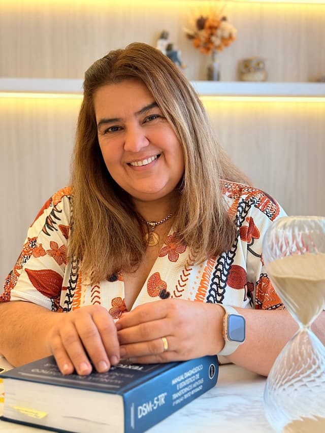 Foto de Izabel Duailibi em um ambiente de consultório